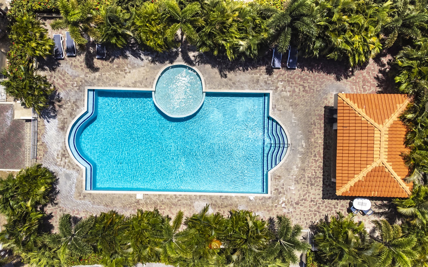 Luchtfoto van villa Kas di Goso met eigen zwembad en tuin in Jan Thiel, Curaçao